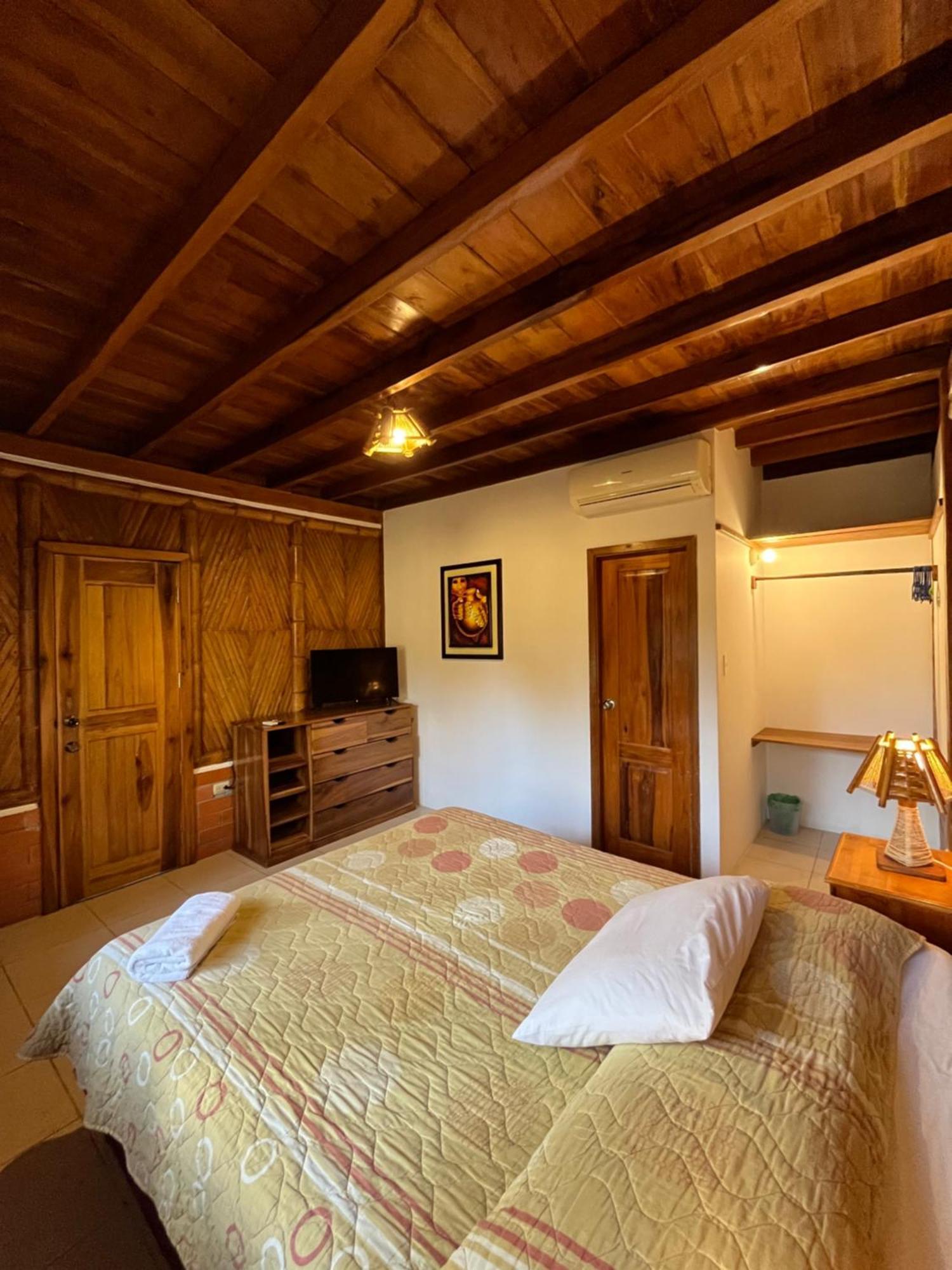 Victor Hugo Hotel Puerto López Kültér fotó