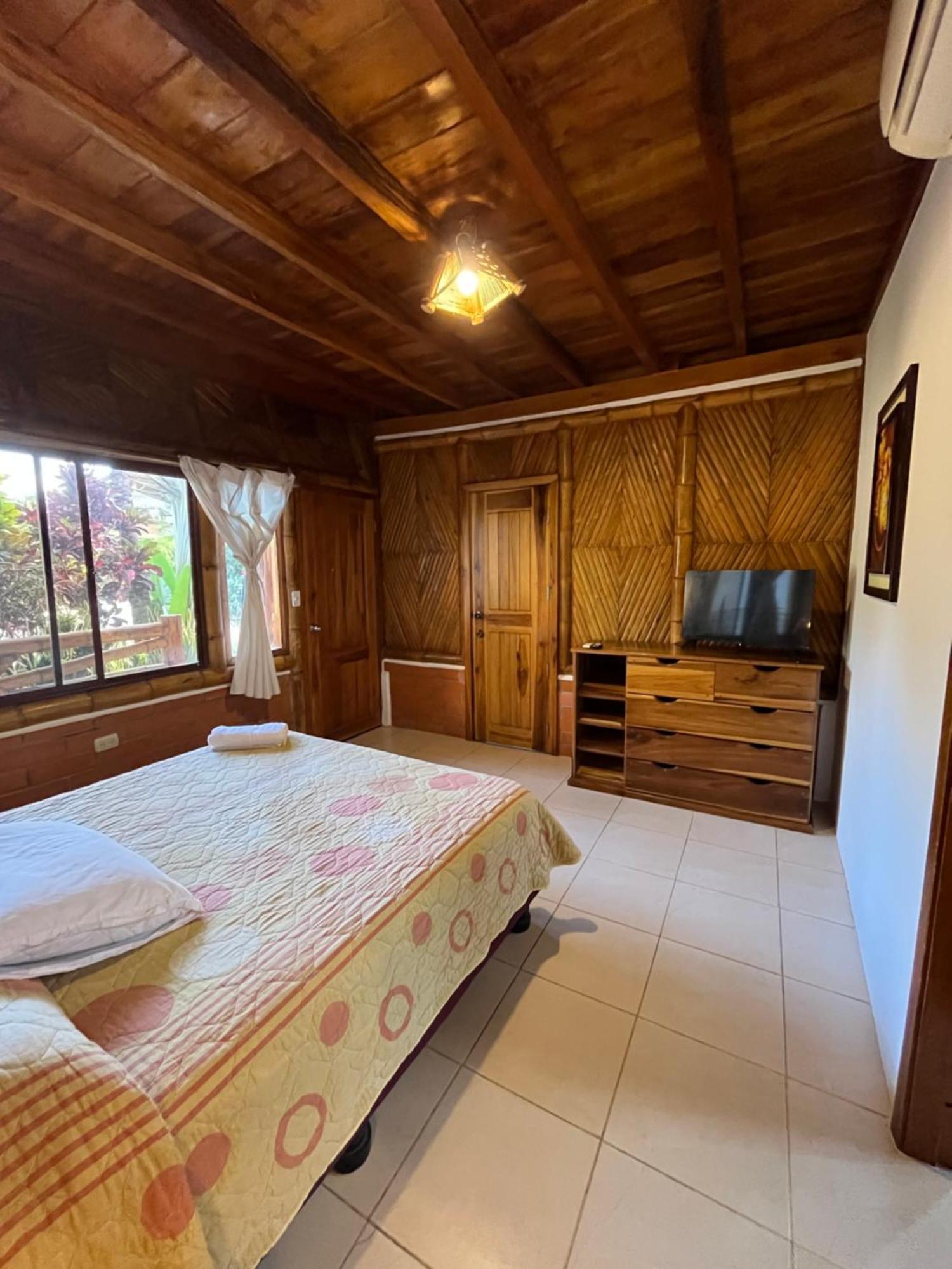 Victor Hugo Hotel Puerto López Kültér fotó